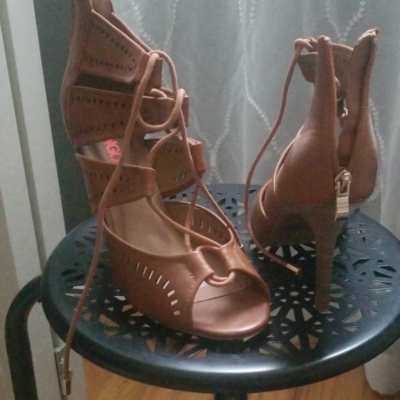 Heels - Picture 2 of 3